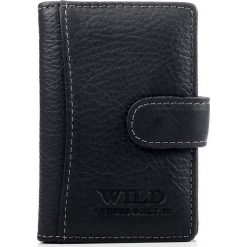 Wytrzymałe skórzane etui na dokumenty lub karty. Czarne etui męskie marki Wild, ze skóry. Za 39,00 zł.