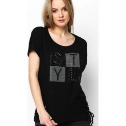 Czarny T-shirt Capital Letters. Czarne bluzki damskie Born2be, l. Za 29,99 zł.