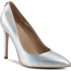 Szpilki GUESS - Crew2 FL5CW2 LEL08 SILVER. Szare półbuty damskie Guess, z aplikacjami, ze skóry ekologicznej, bez obcasa, na obcasie, bez zapięcia. W wyprzedaży za 469,00 zł.