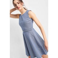 Rozkloszowana sukienka. Niebieskie sukienki damskie Orsay, do pracy, bez wzorów, z elastanu, eleganckie, bez kołnierzyka, bez rękawów, rozkloszowane. Za 139,99 zł.