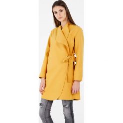Płaszcz materiałowy - 71-22245 SENA. Żółte płaszcze damskie Unisono, s, w paski, z poliesteru, klasyczne, długie. Za 99,00 zł.
