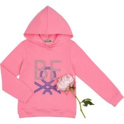 Bluza w kolorze różowym. Różowe bluzy niemowlęce Benetton Kids, bez wzorów, bez rękawów, bez kaptura. W wyprzedaży za 52,95 zł.
