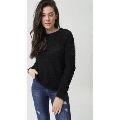 Czarny Sweter Eiliyah. Czarne swetry damskie Born2be, uniwersalny, w paski, z dzianiny, z długim rękawem, długie, bez kaptura. Za 69,99 zł.