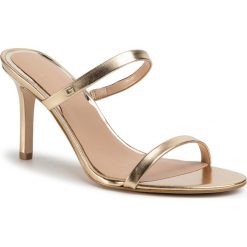 Klapki GUESS - Adan2 FL6AD2 LEL03 GOLD. Żółte klapki damskie Guess, z aplikacjami, ze skóry ekologicznej, bez obcasa, na obcasie. W wyprzedaży za 199,00 zł.