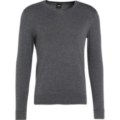 Swetry klasyczne męskie: BOSS CASUAL AKYVIS Sweter medium grey