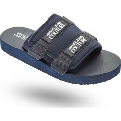 KLAPKI Versace Jeans Couture. Czarne kapcie męskie Versace Jeans Couture, bez wzorów, z jeansu. Za 309,00 zł.