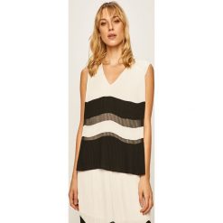 Trussardi Jeans - Bluzka. Białe bluzki damskie Trussardi Jeans, bez wzorów, z poliesteru, z włoskim kołnierzykiem, bez rękawów. Za 649,90 zł.