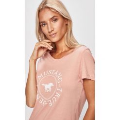 Mustang - T-shirt. Różowe bluzki damskie Mustang, s, z nadrukiem, z bawełny, z okrągłym kołnierzem. W wyprzedaży za 49,90 zł.
