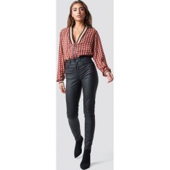 NA-KD Jeansy Coated - Black. Czarne spodnie z wysokim stanem marki NA-KD, z jeansu. Za 202,95 zł.