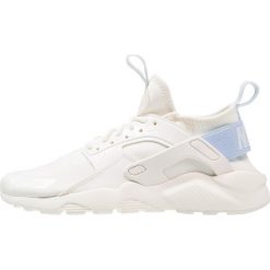 Nike Sportswear AIR HUARACHE RUN ULTRA Tenisówki i Trampki sail/royal tint. Białe trampki dziewczęce Nike Sportswear, z tworzywa sztucznego. W wyprzedaży za 359,20 zł.