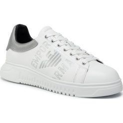 Sneakersy EMPORIO ARMANI - X4X264 XM041 N627 Opt.White.A.SIlv/A.S. Białe sneakersy męskie Emporio Armani, bez zapięcia. Za 1079,00 zł.