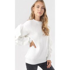 Biały Sweter Eshiraya. Białe swetry damskie Born2be, s, bez wzorów, bez rękawów, bez kaptura. Za 139,99 zł.
