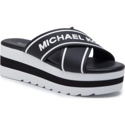 Klapki MICHAEL MICHAEL KORS - 40S9DEFA2Q Blk/Opticwht. Czarne klapki damskie marki MICHAEL Michael Kors, bez wzorów, ze skóry, bez obcasa, na obcasie. Za 529,00 zł.