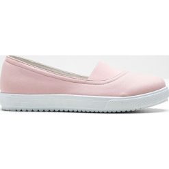 Buty wsuwane, przyjazne dla środowiska bonprix jasnoróżowy. Różowe baleriny damskie bonprix, bez wzorów, bez obcasa. Za 54,99 zł.