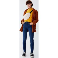 Jeansy rurki z wysokim stanem. Niebieskie jeansy damskie rurki marki Pull&Bear, z jeansu, z podwyższonym stanem. Za 109,00 zł.