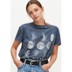 T-shirt z motywem faz księżyca -. T-shirty damskie Reserved, s, bez wzorów, bez kołnierzyka. Za 39,99 zł.