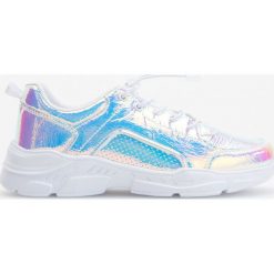 Metaliczne sneakersy z gumkami - Srebrny. Szare sneakersy damskie Reserved. Za 99,99 zł.