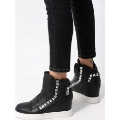 Czarne Sneakersy Woodberry. Czarne koturny damskie Born2be, na wysokim obcasie, na koturnie, bez zapięcia. Za 79,99 zł.