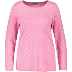 Sweter w kolorze jasnoróżowo-białym. Różowe swetry damskie SAMOON, bez wzorów, ze splotem, bez rękawów, bez kaptura. W wyprzedaży za 193,95 zł.