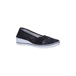 Buty do tenisa Casu Czarne tenisówki na koturnie z gumką 15W-11. Czarne trampki i tenisówki damskie Casu, bez obcasa, na koturnie, bez zapięcia. Za 29,99 zł.