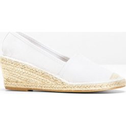 Espadryle na koturnie bonprix biały. Białe espadryle damskie bonprix, bez wzorów, bez obcasa, na platformie. Za 37,99 zł.