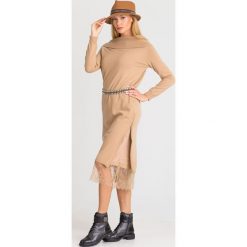 SUKIENKA Twinset. Żółte sukienki damskie Twinset, na co dzień, xs, w koronkowe wzory, z kaszmiru, bez kołnierzyka, bez rękawów, midi, proste. Za 624,50 zł.