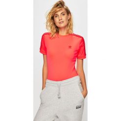 Adidas Originals - T-shirt. Różowe topy damskie adidas Originals, bez wzorów, z elastanu, z okrągłym kołnierzem. W wyprzedaży za 129,90 zł.