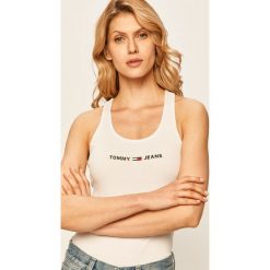 Tommy Jeans - Top. Białe bluzki damskie Tommy Jeans, s, z nadrukiem, z elastanu, z okrągłym kołnierzem. W wyprzedaży za 139,90 zł.