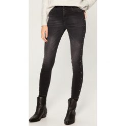 Jeansy high waist skinny z kryształkami - Czarny. Czarne spodnie damskie z wysokim stanem marki Mohito, z jeansu. Za 119,99 zł.