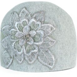 Czapka damska Haftowana zima szara. Szare czapki zimowe damskie Art of Polo, na zimę, z haftami. Za 66,01 zł.