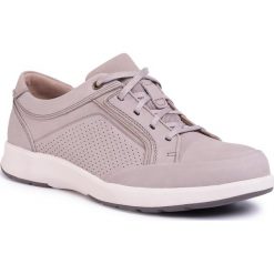 Półbuty CLARKS - Un Trail Form 261485507 Stone Nubuck. Szare półbuty męskie Clarks, na co dzień, bez wzorów, ze skóry ekologicznej, eleganckie, bez zapięcia. Za 429,00 zł.
