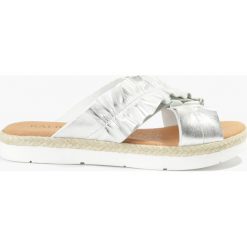 Klapki srebrne Latina. Szare crocsy damskie marki Badura. Za 119,99 zł.