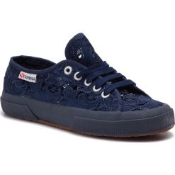 Tenisówki SUPERGA - 2750 Macramew S008YA0 Blue Navy 081. Niebieskie półbuty damskie Superga, na co dzień, bez wzorów, z gumy, bez obcasa, na płaskiej podeszwie, bez zapięcia. W wyprzedaży za 229,00 zł.