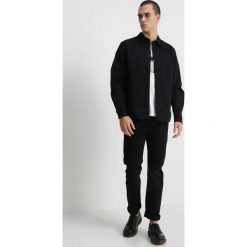 Calvin Klein Jeans INSTITUTIONAL LOGO Koszula black. Szare koszule męskie jeansowe marki Calvin Klein Jeans, l, z klasycznym kołnierzykiem, z długim rękawem. Za 419,00 zł.