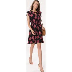 Czarna Sukienka In Tune. Czarne sukienki damskie Born2be, s, bez wzorów, eleganckie, z okrągłym kołnierzem, bez rękawów, mini. Za 49,99 zł.