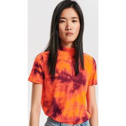 Bluzka z motywem tie-dye - Wielobarwn. Różowe bluzki damskie marki Reserved, s, bez wzorów, bez kołnierzyka, bez rękawów. Za 59,99 zł.