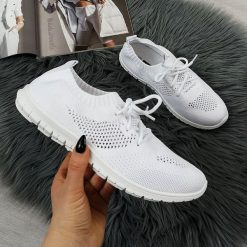 Buty sportowe damskie slip on białe N.E.W.S. - biały. Białe buty sportowe damskie N.E.W.S., bez wzorów, sportowe. Za 59,99 zł.