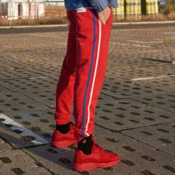 Dresowe joggery z kolekcji Heritage - Czerwony. Czerwone spodnie męskie marki Cropp, s, bez wzorów, z dresówki. Za 99,99 zł.