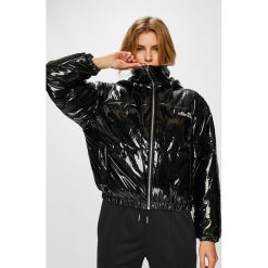 Ellesse - Kurtka. Czarne kurtki damskie marki Ellesse, bez wzorów, z poliesteru, krótkie, bez kaptura. W wyprzedaży za 319,90 zł.