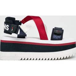 Tommy Jeans - Sandały. Szare klapki damskie marki Tommy Jeans, bez wzorów, z jeansu, bez obcasa, na obcasie. Za 299,90 zł.