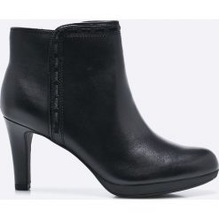 Clarks - Botki. Czarne botki damskie na obcasie Clarks, z materiału, z okrągłym noskiem. W wyprzedaży za 159,90 zł.