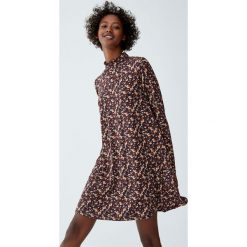 Sukienka z długim rękawem i guzikami. Szare sukienki damskie Pull&Bear, bez wzorów, bez kołnierzyka, z długim rękawem, długie. Za 59,90 zł.