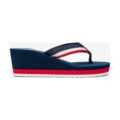 U.S. Polo Assn Hera Japonki Niebieski. Niebieskie koturny damskie U.S. Polo Assn., w paski, z materiału, bez obcasa, na koturnie. Za 395,95 zł.