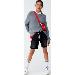 Sweter wykonany kwadratowym ściegiem. Szare swetry klasyczne damskie Pull&Bear, z kwadratowym dekoltem. Za 69,90 zł.