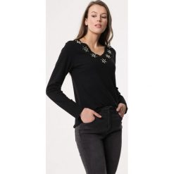 Czarna Bluzka Without Urging. Czarne bluzki damskie Born2be, s, z aplikacjami, z okrągłym kołnierzem, z długim rękawem. Za 14,99 zł.