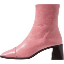 Topshop MURIEL Botki pink. Czerwone botki damskie marki Topshop, ze skóry, klasyczne, bez obcasa, bez zapięcia. Za 459,00 zł.