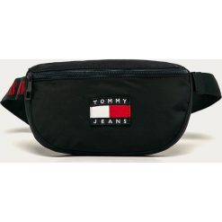 Tommy Jeans - Nerka. Czerwone nerki damskie Tommy Jeans, w paski, z poliesteru, z aplikacjami. Za 299,90 zł.