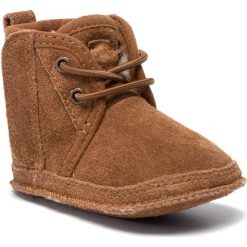 Buty UGG - I Baby Neumel & Ugg Beanie 1104729I Che. Pomarańczowe kozaki dziewczęce Ugg, bez wzorów, z wełny, przed kolano, na wysokim obcasie. W wyprzedaży za 249,00 zł.