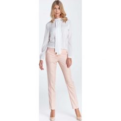 Ecru Stylowa Bluzka Koszulowa z Wiązaną Kokardą przy Dekolcie. Szare podkoszulki damskie Molly.pl, s, bez wzorów, eleganckie, z klasycznym kołnierzykiem, bez rękawów. Za 121,90 zł.