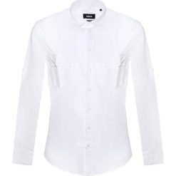 Koszula w kolorze białym. Białe koszule męskie Pepe Jeans, Mexx, Pierre Cardin, xl, bez wzorów, z bawełny, z klasycznym kołnierzykiem, bez rękawów. W wyprzedaży za 164,95 zł.